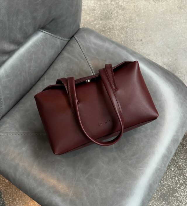 ✨ Bordo Aşkı Başka! ✨
Yeni sezonun en iddialı rengi: BORDO
Hem şık ✨ hem kullanışlı 💼
Gündüz ☀️ akşam 🌙 her stile uyum sağlar!
Shanta ile tarzını konuştur!

#shanta #shantabag 💼 #bordoçanta ❤️ #çantaönerisi 👜 #stiliniyansıt ✨ #moda 👠 #yenisezon 🆕 #çantamodası 🎒 #kadınçantası 👛 #baglover 💖 #çantalove 🧡 #bordotarzı 🔥 #kombinönerisi 👗 #tarzbenim 💁‍♀️ #outfitinspo 🪞 #günlükkombin ☁️ #çantaaşkı 💘 #aksesuar 💎 #modatakip 🧥 #günlükstil 🧸 #çantakombini 🎯 #bagstyle 💼 #instafashion 📸 #trendçantalar 🧨 #şıklık ✨ #feminenstil 👒 #modaönerisi 💌 #luxurybag 💰 #gündüztarzı ☀️ #geceşıklığı 🌙