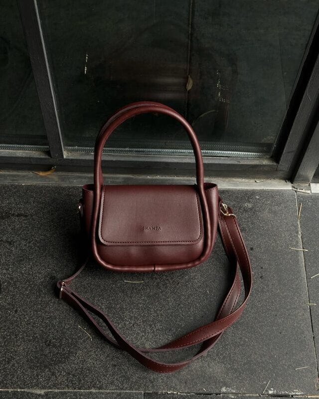 👜✨ Yeni sezonun en iddialı rengi: BORDO!
Ayarlanabilir uzun askısıyla her stile uyum sağlar 💃
İster omzuna, ister çapraz tak 🎯
Gündüzden geceye seninle! 🌇🌙
Kombinlerini bir tık yukarı taşıyan detaylar burada! 💥
🛍️ Şimdi keşfet, farkını ortaya koy!

📍shanta.com.tr’de seni bekliyor 💻🛒

#shanta #shantabag #bordoçanta #ayarlanabiliraskı #çaprazçanta #omuzçantası #yenisezon #trendçanta #stilönerisi #çantamodası #kombinönerisi #günlükkullanım #bordorengi #modaönerisi #kadınçantası #bagstyle #shantayenimodel #bordobag #aksesuarşıklığı #çantadadönem