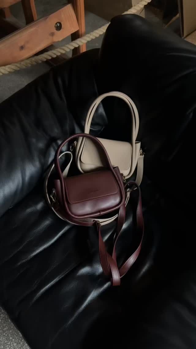 💼✨ Yeni sezonun en göz alıcı ikilisi: Bordo & Vizon 💫
Zamansız şıklık mı arıyorsun? Hem klasik hem modern duruşuyla bu çantalar tam senlik! 💃👜
Outfit’ini tamamla, tarzını konuştur 💥

🧵 Yumuşacık dokusu
👜 Ayarlanabilir uzun askı
💫 Gündüzden geceye uyum sağlar

🛍️ Şimdi keşfet: [shanta.com.tr]
📦 Sınırlı stok! Kaçırma!

#bordoçanta #vizonçanta #shantabag #çantaönerisi #günlüktarz #şıkvezarif #modadokunuşu #tarzınıkonuştur #kombintamamlayıcı #bagstyle #ootdtürkiye #aksesuarönerisi #çantamodası #minimalstil #trendybags #baglover #çantatavsiyesi
